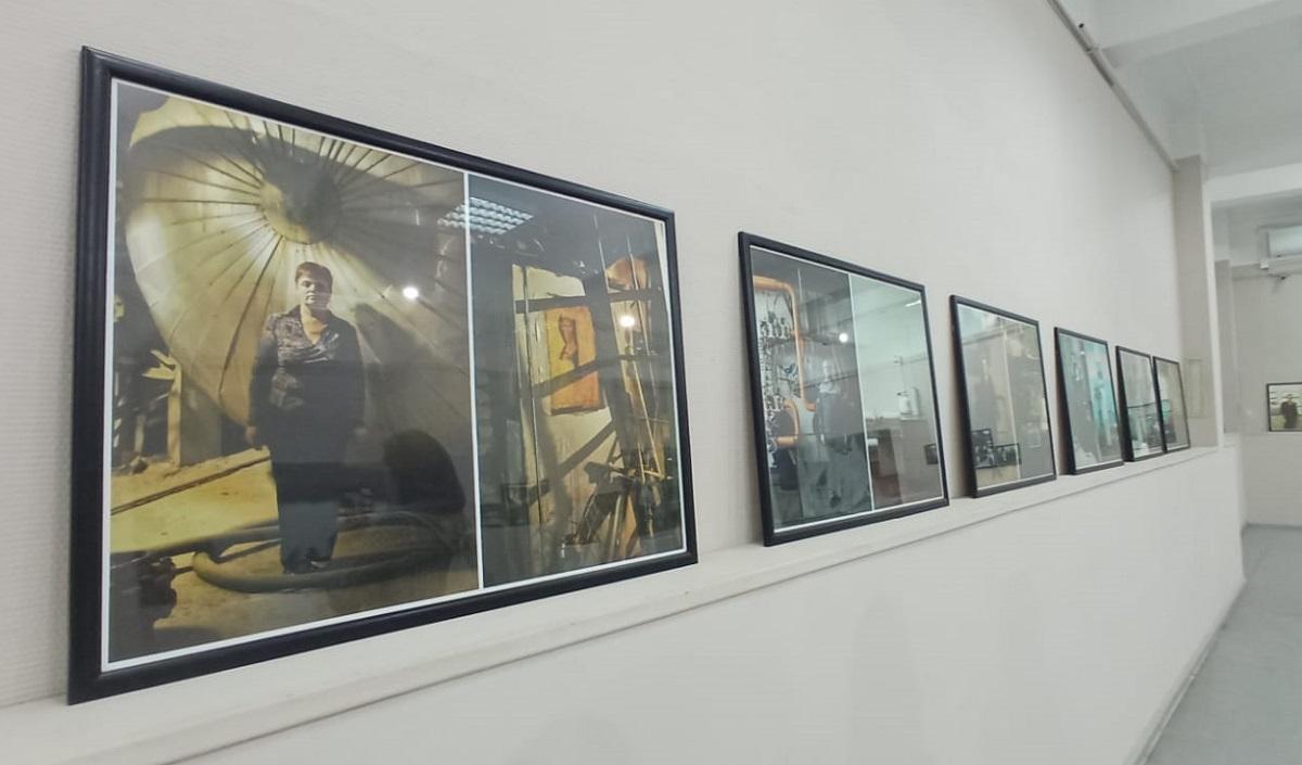 Фото В Художественном музее открылась выставка екатеринбургского фотографа Сергея Потеряева «Человек и завод» 3